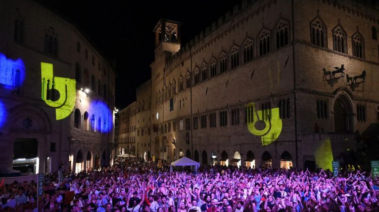 Piazza IV Novembre, la più importante del centro 
