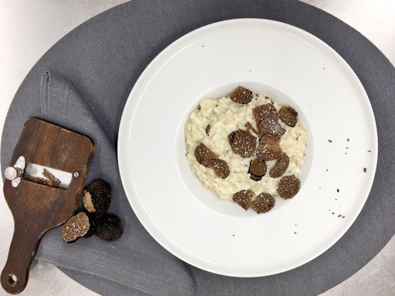 Il Riso Carnaroli ai Formai de Mut e tartufo nero di Bracca di Maurizio Pesenti della Trattoria Dentella di Bracca (Bg), clicca qui per il video
