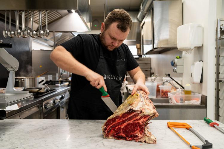 Poli alle prese con la carne
