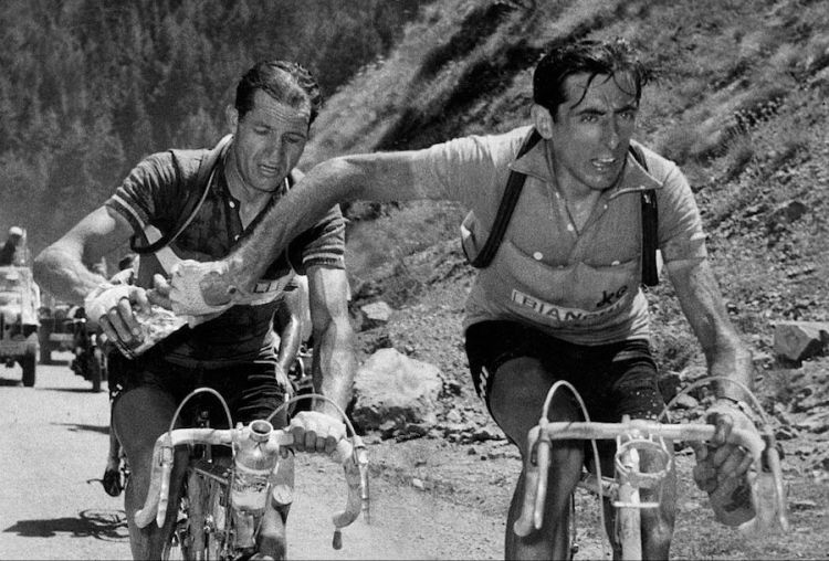 Il passaggio di borraccia tra Fausto Coppi e Gino Bartali, reso celeberrimo da questa forto, scatata da Carlo Martini al Tour de France del 1952. Oggi, nel mondo della pizza, i campioni contro sono Pepe e Martucci
