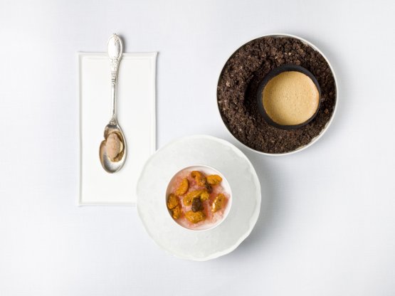 Conchiglia di pompelmo brûlé, zuppa di ricci di mare servita calda, pelle d’anatra croccante con foie gras en amertume e granita iodata, piatto in cata al Pavillon Ledoyen (foto Philippe Vaurès)
