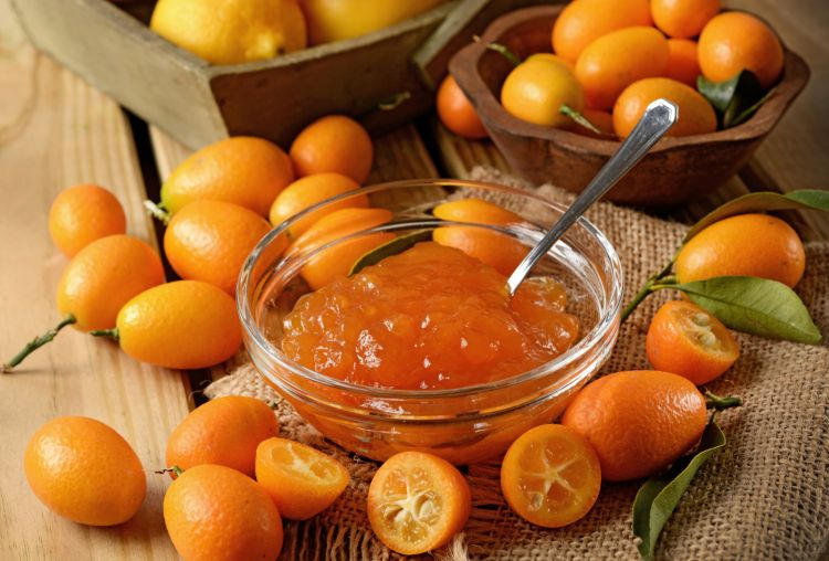 Il kumquat, prodotto a denominazione di origine protetta, cresce nella zona delle Ninfe: è una minuscola e aromatica “arancia dorata”, l’ingrediente perfetto per dolci al cucchiaio, marmellate, glasse alla frutta o per il liquore infuso di kumquat agrodolce, la bevanda tradizionale di Corfù
