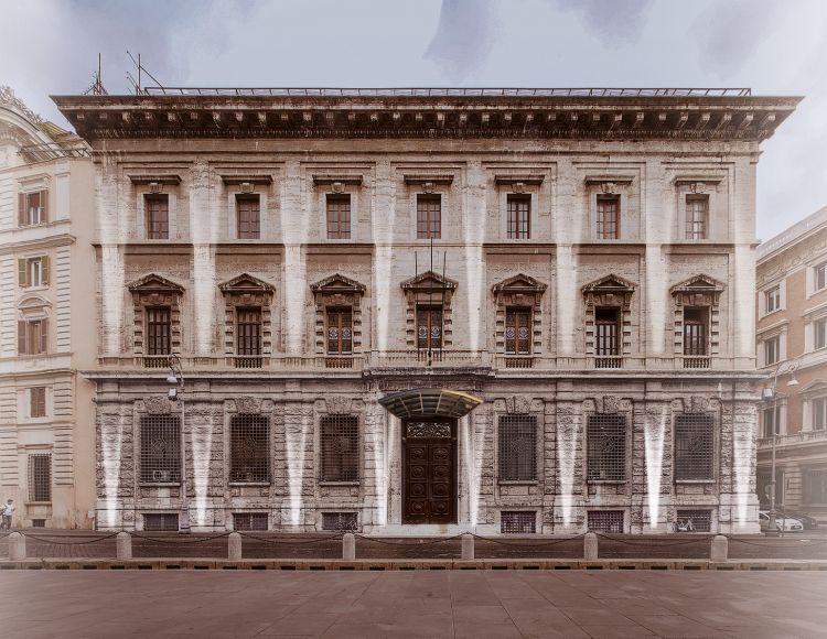L&rsquo;edificio progettato dall&rsquo;architetto Marcello Piacentini nel 1914 in piazza del Parlamento - 9.700 mq distribuiti su sette livelli - ha ospitato in passato&nbsp;la sede centrale della Banca d&rsquo;Italia
