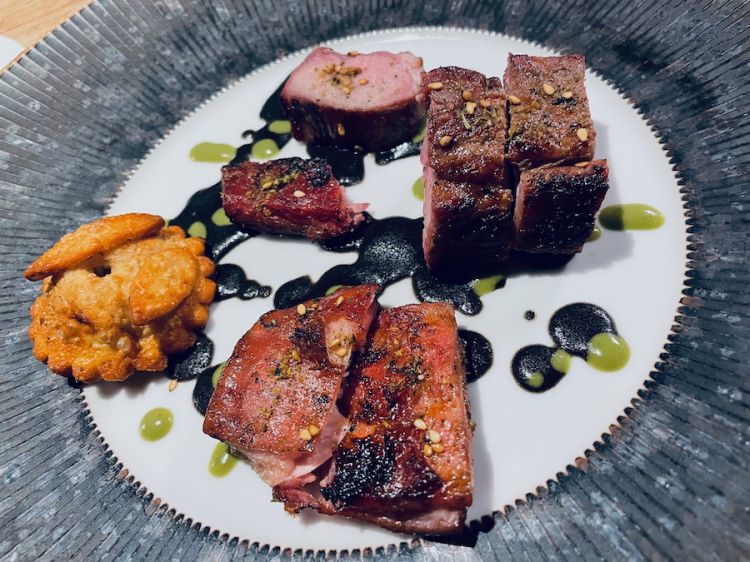 Agnello speziato alla brace, lattughe, pepe verde e glassa di olive nere