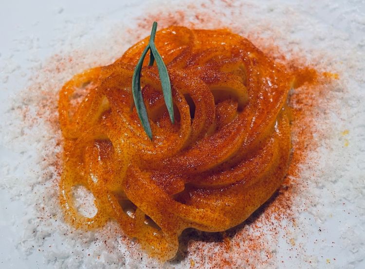 Spaghetto, Parmigiano, limone verde e paprika, un ripensare la Pasta in bianco