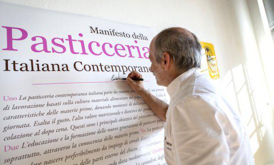 Corrado Assenza mentre firma per primo il Manifesto della Pasticceria Italiana Contemporanea. Foto Thorsten Stobbe
