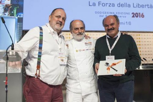 Paolo Marchi col grande pasticcere Corrado Assenza e Oscar Farinetti a Identità Milano 2016
