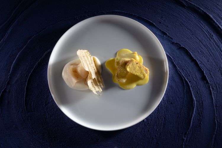 Pisciruovo (“uovo a forma di pesce”) - omelette con ricotta ovina, pangrattato, cannella, pochissimo zucchero, pera abate sciroppata e salsa allo zafferano

