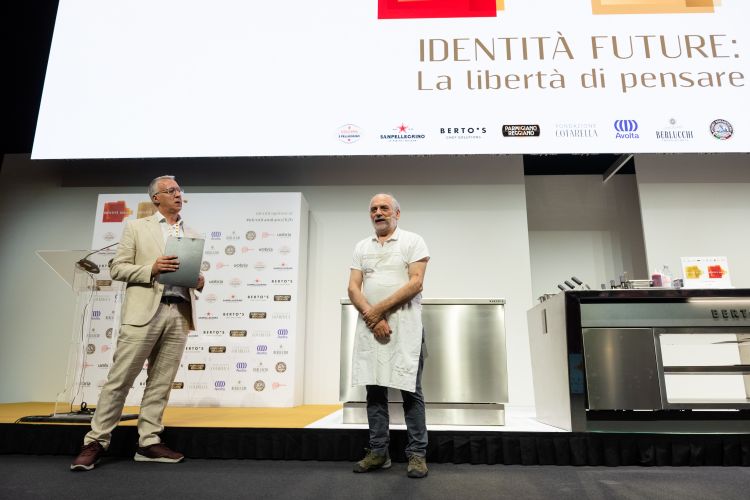 Corrado Assenza sul palco con Gabriele Zanatta