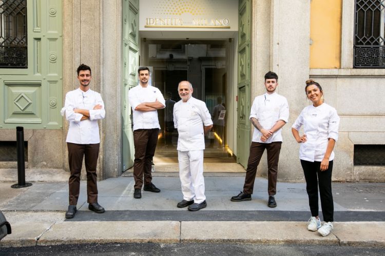 Assenza con la squadra di cucina di Identità: da sinistra Edoardo Traverso, lo chef Simone Maurelli, Charles Pearce e Wilma Masha
