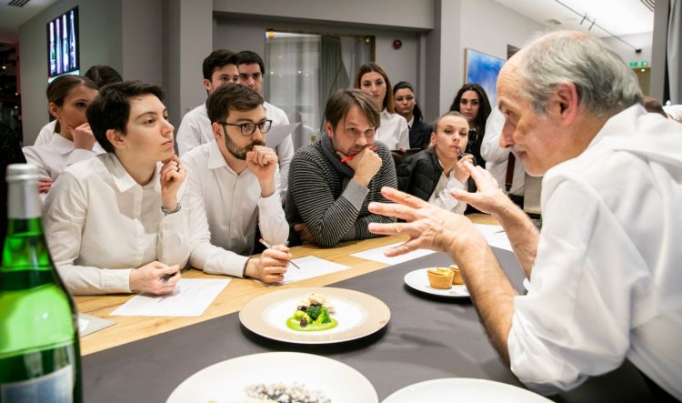 Briefing con la squadra di sala dell'Hub
