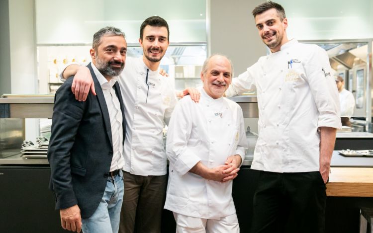 Assenza con, da sinistra, Andrea Amato, restaurant manager di Identità Golose Milano, Edoardo Traverso, sous chef dell'Hub, e Simone Maurelli, da poco insediatosi come resident chef
