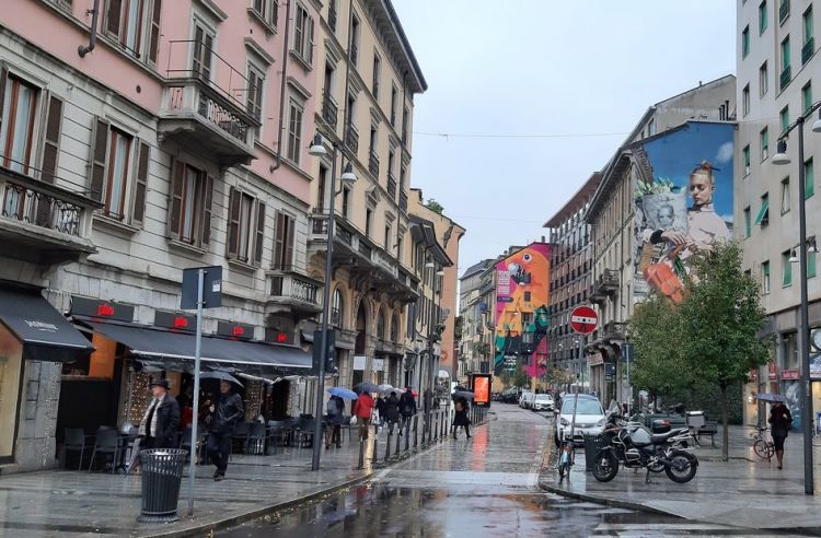 Corso Garibaldi quasi all'angolo con via Palermo (a sinistra) e via Solera Mantegazza (a destra), vie fuori obiettivo. Leone se ne stava sulla sinistra dove ora c'è una pizzeria
