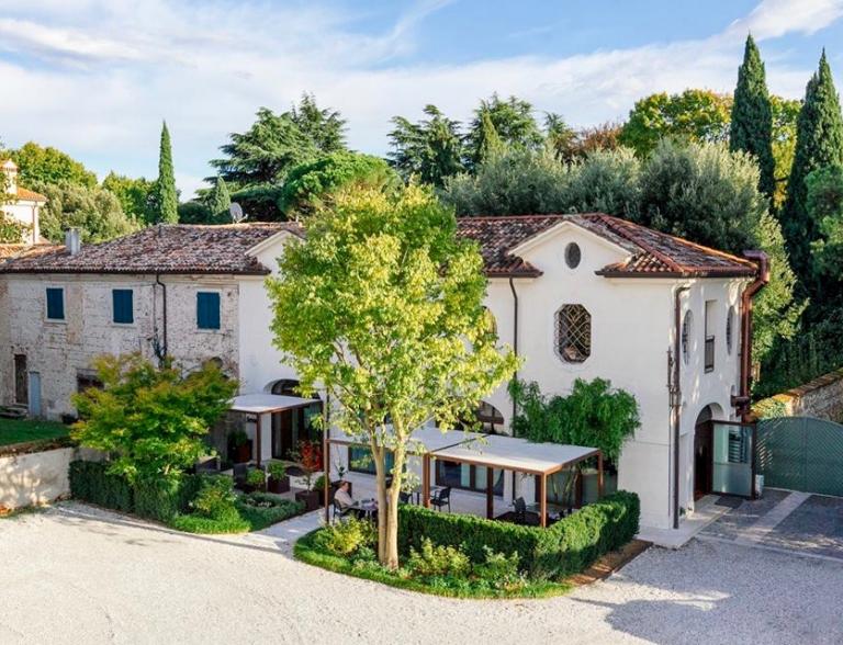 La corte del ristorante Feva
