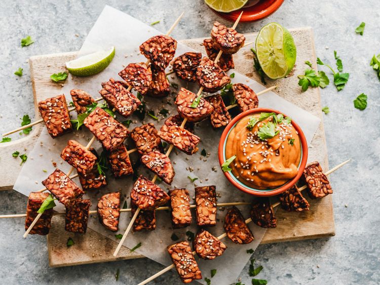 Spiedini di tempeh alla griglia con una salsa&nbsp;e lime. Foto di&nbsp;Ella Olsson, Pexels

