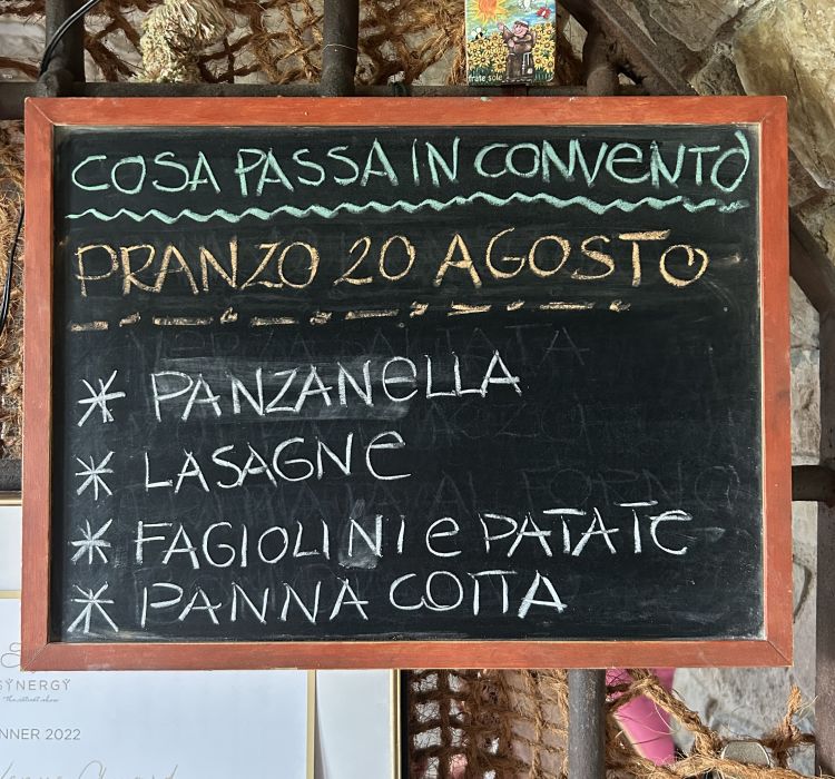 Pranzo e cena vengono annunciati su una lavagnetta scritta con il gesso. Il menu comprende sempre un antipasto, un primo, un secondo e un dolce calibrati anche sotto il profilo nutrizionale. Le portate sono accompagnate da acqua e vino rosso in brocca