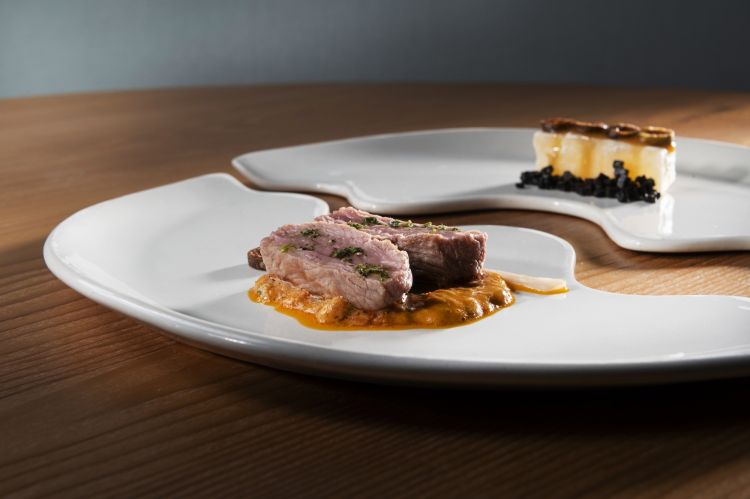 Agnello maturato un mese in cera d’api, fettine di grasso di ventresca, cacciatora e fricassea, sedano rapa con il suo fondo