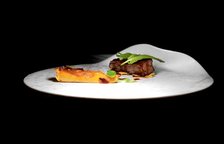 Costola di manzo cotta nel Josper, torta salata di scalogno, carpaccio di sedano rapa, crema di cerfoglio, jus emulsionato al tuorlo d’uovo affumicato
