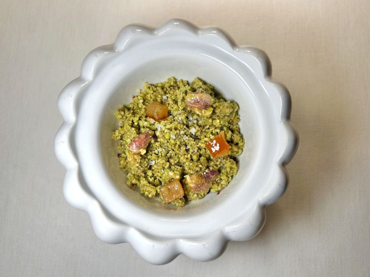 Cus cus di mandorla, grattachecca ai gelsi neri e sambuco, omaggio alle suorine del S.Spirito di Agrigento e alla loro tradizione dolciaria. Alla base c’è una crema alla vaniglia, poi biancomangiare alle mandorle, granita di gelsi neri e pistacchi