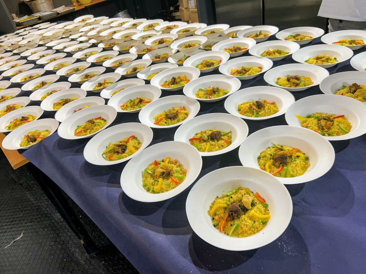 Nella cucina del Mondiale tanto lavoro per preparare i piatti di cous cous che sarebbero stati sottoposti al giudizio prima di una giuria popolare e poi di quella tecnica