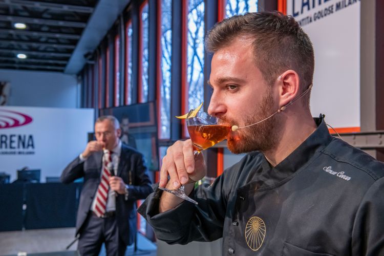 L'assaggio del cocktail da parte di Simone Covan, presentato da Maurizio Trezzi