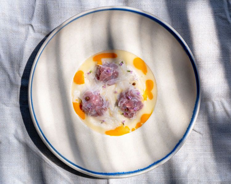 Calamaro e agnello segna la prima volta della carne nel menù degustazione. Gli agnelli di Cornus sono talmente buoni che sono serviti crudi, in tartare, con un totano degli abissi in carpaccio, fiori di finocchietto, fondo di testa di totano e ossa di agnello, limone salato. Masticazione del totano e tenerezza della carne: un binomio che è un gran bel biglietto da visita