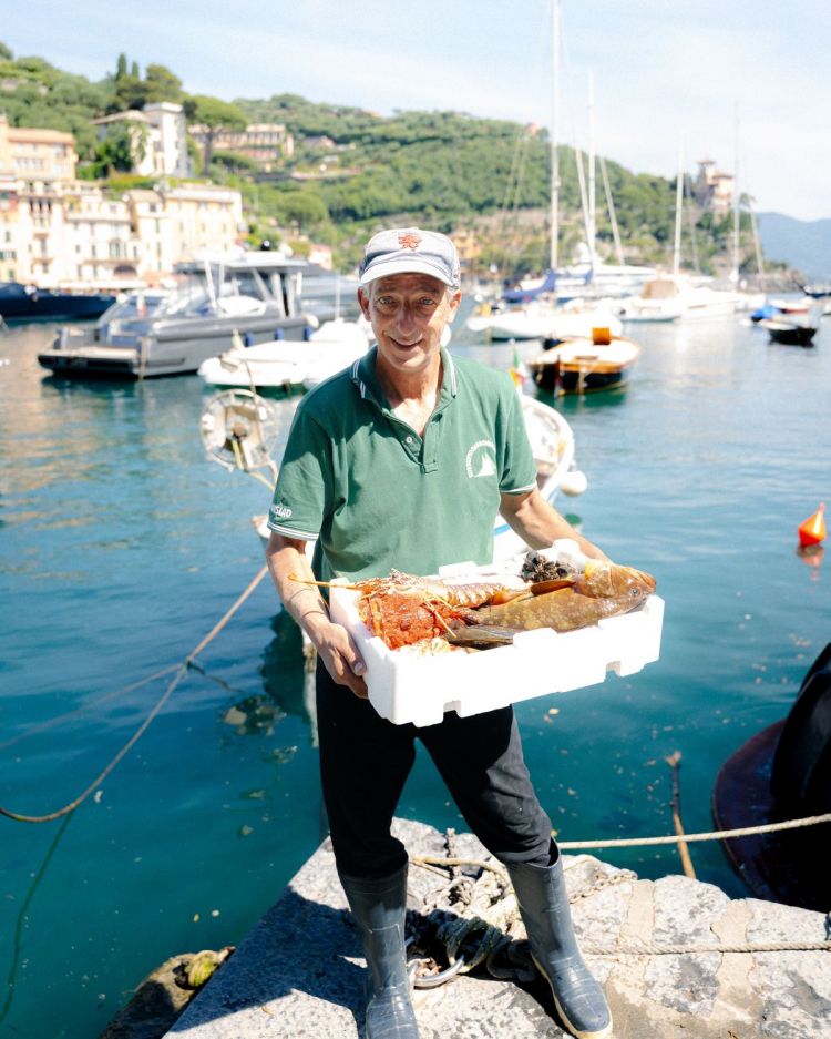 Il mitico pescatore Fabio, con una cassetta di primizie del mare