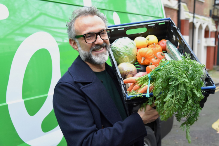 Massimo Bottura con le verudre destinate al Refett