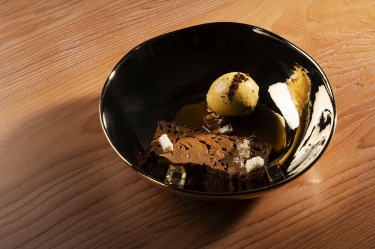 Crème caramel cotto nell’ocoo, gelato di patata dolce e polvere di caffè, koji e aglio nero, gelatina torbata