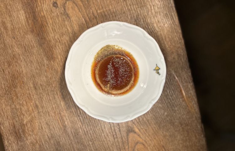 Creme caramel di fegatini di piccione, caramello salato e polvere di cappero
