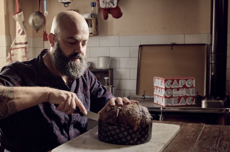 Simone De Feo taglia il suo panettone