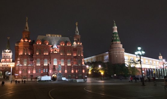 Anche se si sta a Mosca per meno di 24 ore, non esiste mancare di vedere il Cremlino e la Piazza Rossa. Fanno sempre impressione per le dimensioni e per la storia passata e che tuttora passa per di lì. Ma è di notte che il tutto dà il meglio di sé, sprigionando una bellezza e intensità uniche
