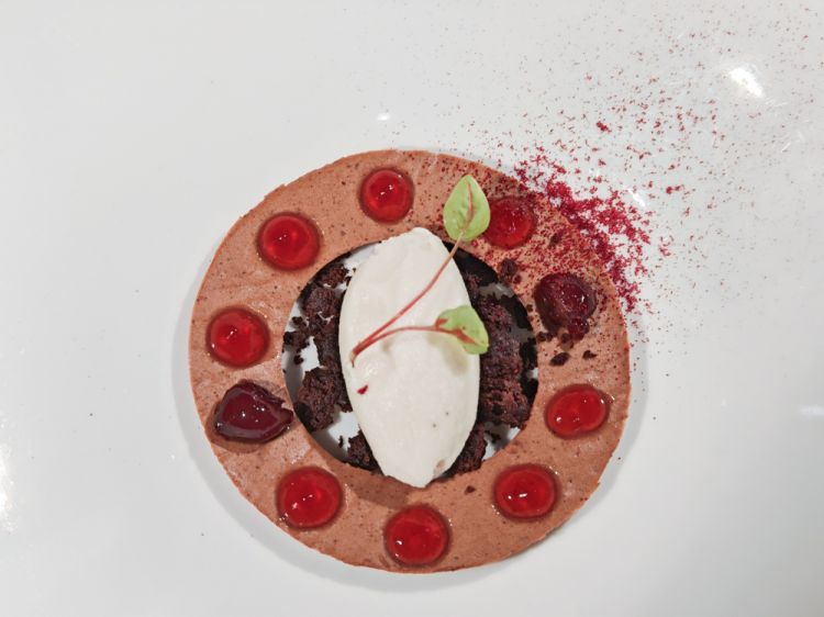 Cremoso al cioccolato con crumble, salsa ai frutti rossi, amarena e gelato al pepe lungo
