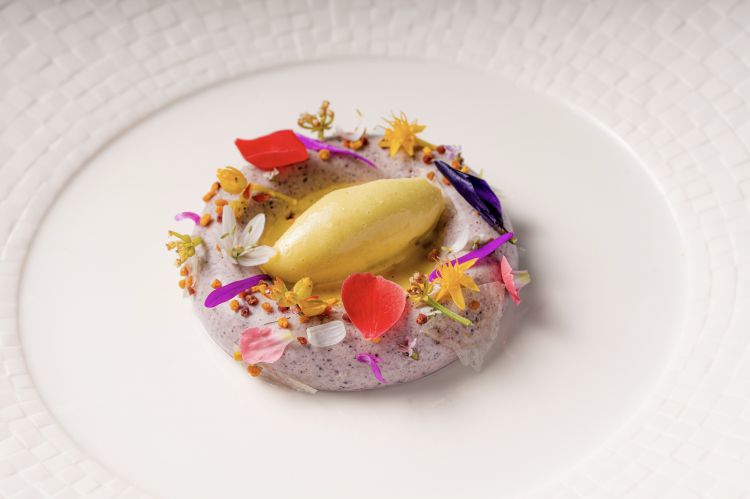 Cremoso al mirto e miele, erbe e fiori marini
