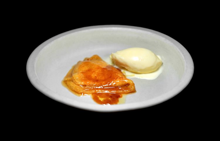 Crêpe Suzette: crêpe Suzette tradizionale, flambé al Grand Marnier, servita con gelato alla vaniglia. Foto Tanio Liotta

