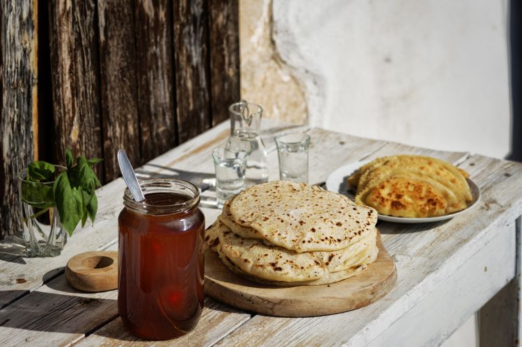 Miele, sfakianopita (una torta al formaggio crete