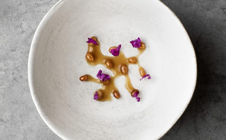 Crickets and rose, una delle ricette inserite nel libro "On Eating Insects". Una delle tecniche utilizzate per creare questo piatto, inventata al Lab da Flore con un suo ex collega (ora assunto al Celler de Can Roca di Girona), è stata presa in considerazione dai fratelli Roca ed è ora usata anche per uno dei loro piatti