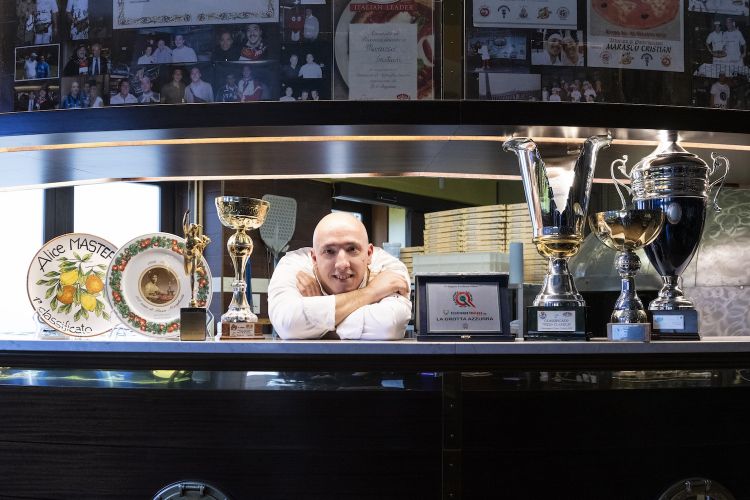 Cristian Marasco al bancone della sua pizzeria La 