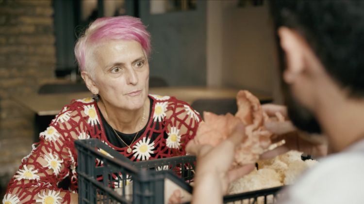 Cristina Bowerman è sempre alla ricerca di nuovi stimoli, di ingredienti nuovi: come questo fungo Pleurotus djamor, comunemente noto come fungo ostrica rosa, che sa di mare