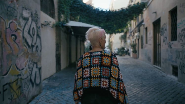 Cristina Bowerman a spasso per Trastevere, dove si trova il suo Glass Hostaria