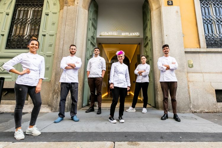 Bowerman & brigata davanti all'entrata del primo hub internazionale della gastronomia, in via Romagnosi 3 a Milano
