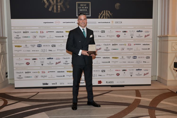 Il premio Best Service è stato assegnato a Hotel Eden Roma. A ritirarlo il direttore Mirko Cattini