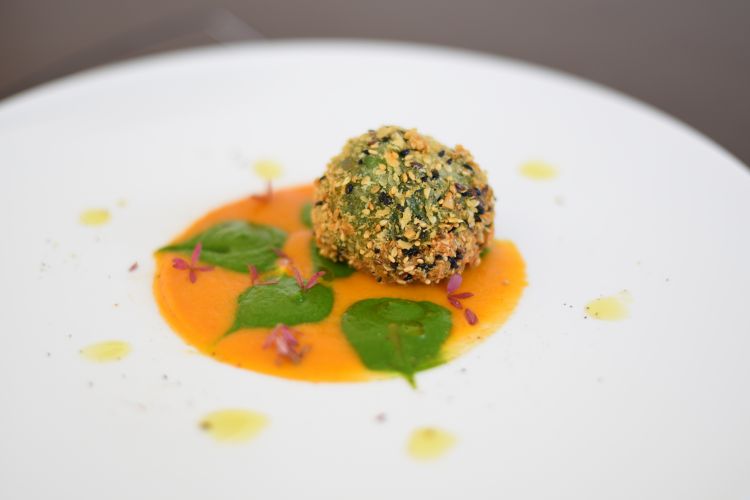 Altri esempi di piatti, cambiano giornalmente: Croccante di bietolina e ricotta ai semi biologici e fiocchi di pane, crema di pomodoro verde e rape