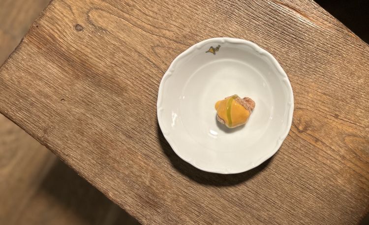 Crocchettina di animelle e gamberi rosa, salsa americana ed estratto di abete
