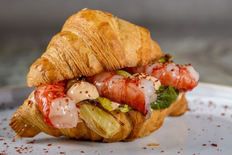Croissant con cocktail di gamberi rossi e Parmigiano 36 mesi