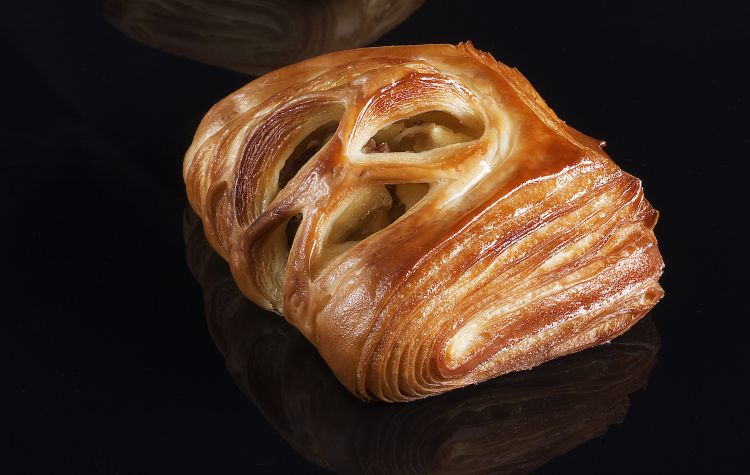 Croissant scoiattolo, con mele e nocciole
