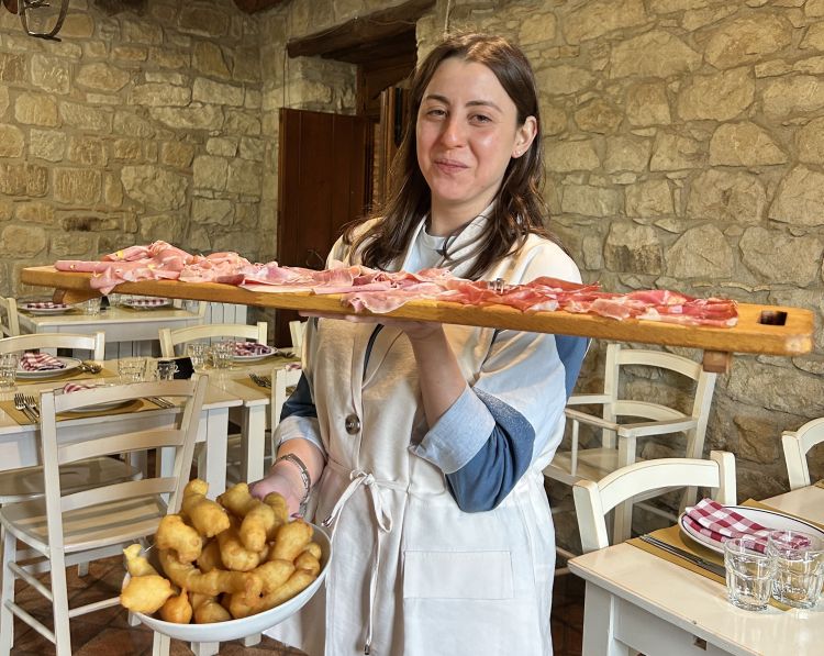 Anna Laura Borrello e la degustazione di salumi maison: prosciutto crudo 36 mesi di maialino nero, prosciutto cotto e mortadella con pistacchio di Bronte, il tutto con pane fritto
