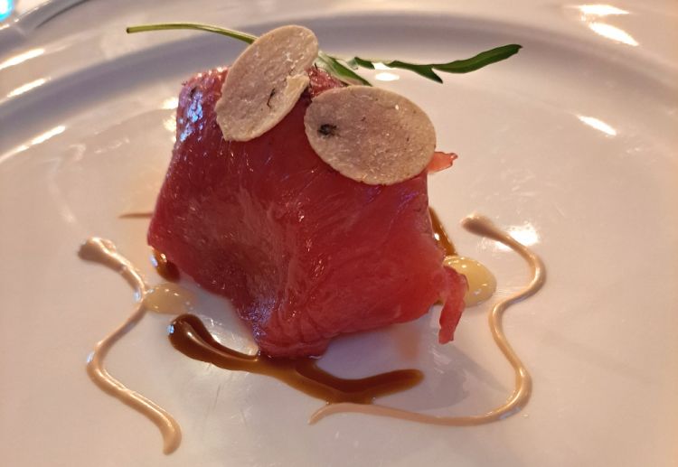 Crudo di fassona e nocciole
