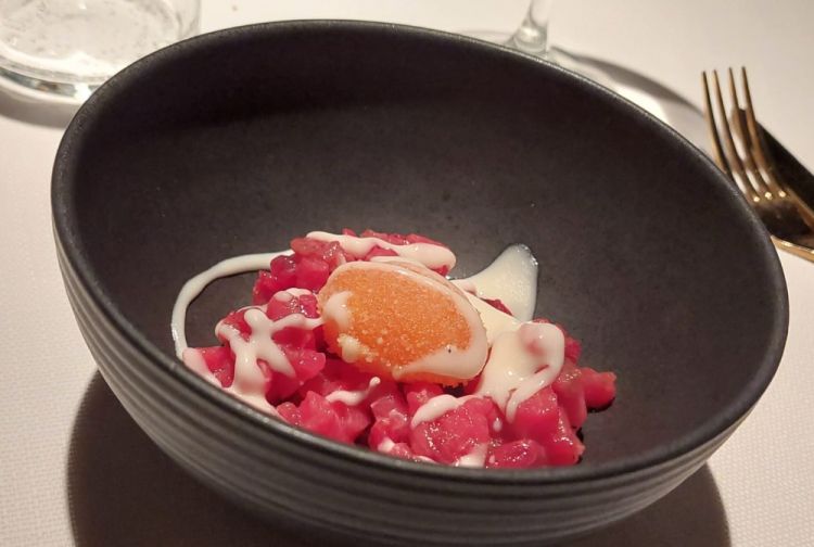 Crudo di giovenca sannita con uovo fritto e parmigiano