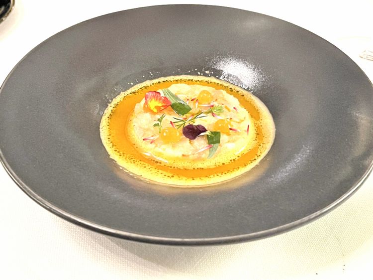 Crudo di orata, consommé di crostacei ed erbe di laguna